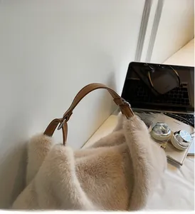 Détail du sac cabas en peluche beige avec texture douce et anse en cuir marron robuste