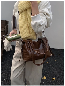 Detail der dunkelbraunen Leder-Shopper-Tasche mit robusten Riemen und Vintage-Beschlägen