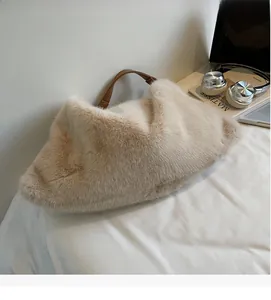 Gros plan d'un sac fourre-tout en peluche beige avec anses en cuir marron chic
