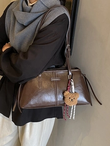Women Retro PU Leather Shoulder Bag Contrast Stitching Vintage Underarm Bag With Bear Pendant Casual Commuting Handbag