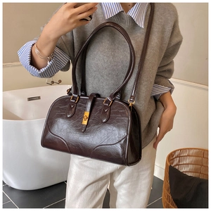 Detailaufnahme der Vintage Boston Tasche aus Wildleder mit goldenem Drehverschluss
