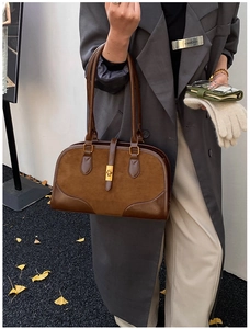 Detail der dunkelbraunen Boston-Tasche aus Wildleder mit glattem Leder und Schloss