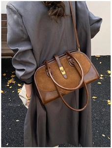 Detail der Vintage-Boston-Tasche aus Wildleder mit Goldverschluss und Kontrastmaterial
