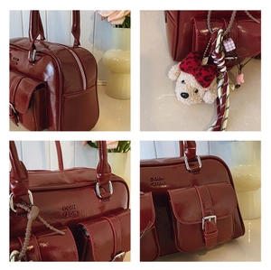 Détails du sac à main en cuir verni bordeaux avec plusieurs poches et boucles en argent