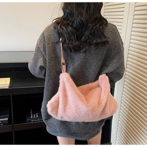 Vue détaillée du sac nuage en peluche rose montrant la fausse fourrure et la bandoulière