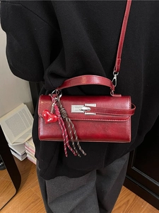 Sac à main rectangulaire bordeaux classique en cuir ciré avec fermoir rotatif argenté