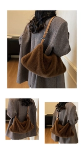 Détail du sac à bandoulière en fausse fourrure marron avec sangle en cuir
