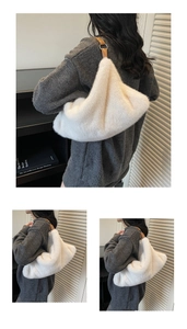 Détail du sac bandoulière en peluche blanche avec bandoulière en cuir marron et anneaux