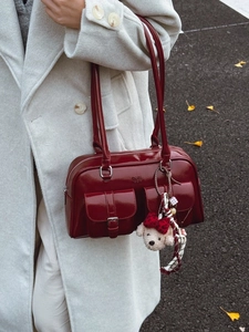 Sac sous le bras en cuir verni rouge foncé avec doubles poches et style urbain