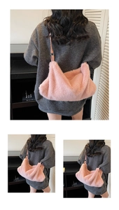 Détail d'un sac à bandoulière en fausse fourrure rose avec une texture douce et souple