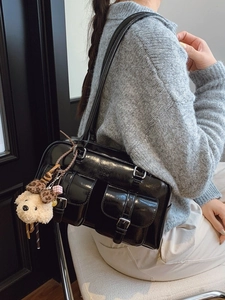 Sac sous le bras noir brillant avec poches et breloque ours pour la mode urbaine
