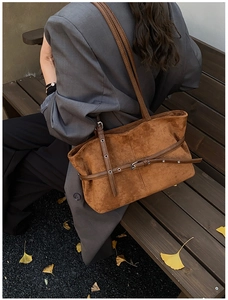Détail du sac cabas vintage en daim marron avec bandoulière en cuir et décor automnal