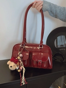 Sac à bandoulière rouge foncé brillant vintage avec poches et pendentif ours
