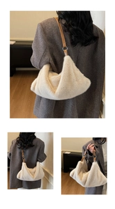 Détails du sac en peluche crème avec anneaux métalliques et bandoulière en cuir marron