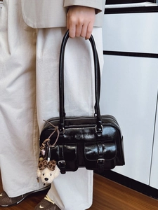 Sac sous le bras minimaliste en cuir ciré noir avec doubles poches à boucle et bijou