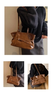 Détail du sac à bandoulière marron vintage avec boucle en métal et texture cuir PU
