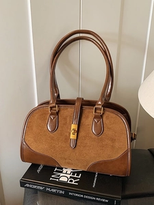 Vintage braune Boston Bag aus Wildleder und Leder mit Goldverschluss auf Buchständer
