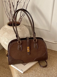 Vintage dunkelbraune Boston-Tasche aus Wildleder mit goldenem Schloss und Lederbesatz