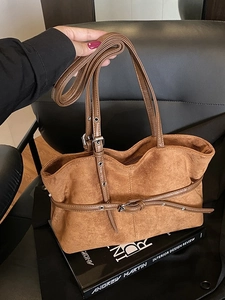 Sac fourre-tout en cuir mat marron avec bandoulières réglables et boucle de ceinture