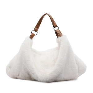 Sac hobo blanc en fausse fourrure pour femme avec lanières en cuir marron et anneaux