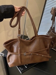 Grand sac fourre-tout vintage marron mat avec boucles argentées et anses réglables pour femme