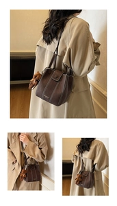 Détails du sac seau en daim marron avec surpiqûres blanches et charm ours en peluche