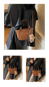 Detail der Leoparden-Prägung und des braunen Plüsch-Hundeanhängers an einer Retro-Tasche