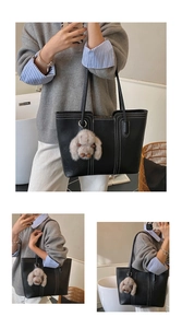 Details einer schwarzen Leder-Shopper mit Kontrastnähten und Plüsch-Hasenanhänger