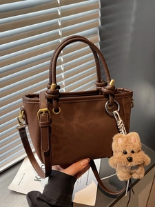 Borsa tote marrone opaca con dettaglio leopardato e ciondolo a forma di cane