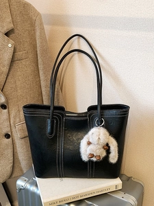 Schicke schwarz-weiße Tote Bag mit Kontrastnähten und Plüsch-Hasenanhänger für Damen