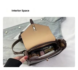 Vista interna con spazio per telefono e trucco nella borsa in pelle marrone scuro