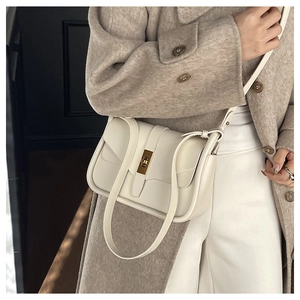 Dettaglio della borsa a tracolla crema minimalista con elegante fibbia rettangolare