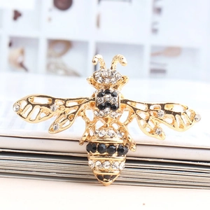 Eleganter Bienen-Anstecker in Gold mit funkelnden Kristallen und hohlen Flügeln