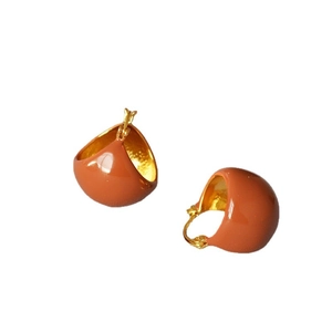 Créoles sphériques en laiton plaqué or avec finition en émail marron terre cuite pour femme