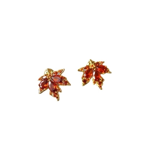 Funkelnde Ahornblatt-Ohrstecker in Orange mit Vergoldung und Zirkon-Inlay für Damen