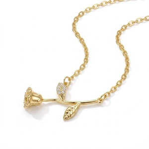 Collana con ciondolo a forma di rosa dorata e zirconi su una classica catena ad O