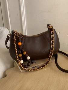 Sac à bandoulière demi-lune marron foncé en similicuir mat avec chaîne dorée élégante