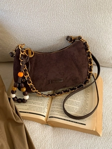 Sac croissant en daim marron avec bandoulière chaîne et pendentif à perles