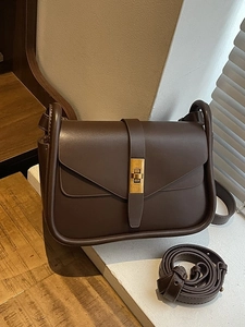 Sac à bandoulière minimaliste en cuir marron foncé avec fermoir doré et sangle réglable
