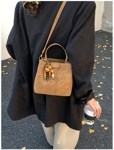 Borsa a secchiello in pelle scamosciata marrone con ciondolo di perline colorate in stile outdoor