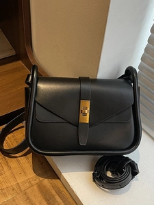Sac à bandoulière en cuir noir avec boucle dorée vintage et deux sangles amovibles