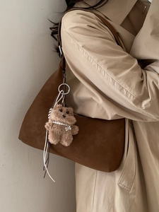 Large Capacity Women Suede Texture PU Shoulder Bag With Plush Bear Pendant Retro Minimalist Zipper Hobo Bag Casual Daily Tote