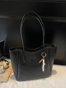 Sac cabas noir en cuir PU avec texture plissée et pendentif ethnique en perles décoratif