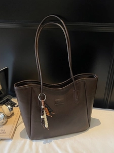 Grand sac cabas rétro marron foncé en similicuir avec pompon en perles et étiquette
