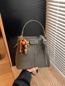 Borsa a Secchiello in Pelle PU Smerigliata Vintage da Donna Con Ciondolo in Grani di Legno Borsa a Tracolla Casual Borsa a Mano