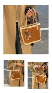 Détail d'un cabas en daim marron avec bordure en peau de mouton et breloque peluche