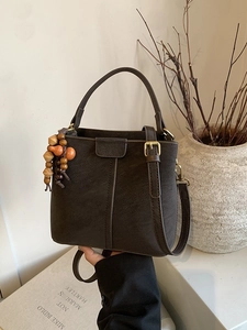 Borsa a secchiello retrò in camoscio caffè scuro con ciondolo e tracolla