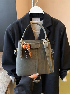 Borsa a secchiello retrò in camoscio opaco verde oliva con ciondolo di perline boho