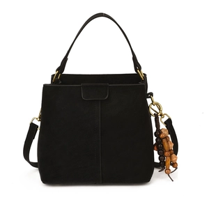 Sac seau minimaliste noir mat avec gland en perles de bois et large bandoulière chic
