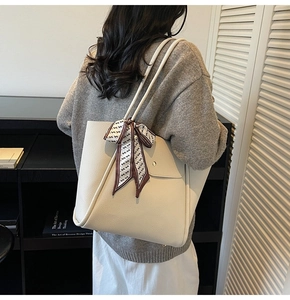 Détail du grand sac cabas blanc avec texture litchi, foulard en soie et petite poche